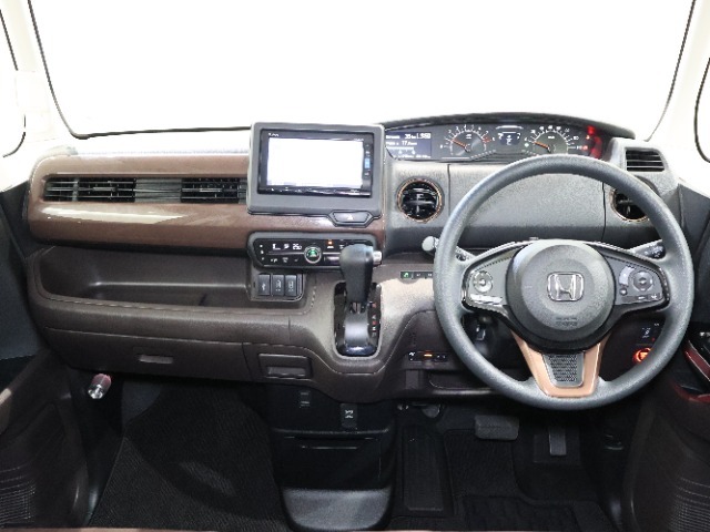 操作性に優れた運転席となります！小物入れや各ボタンの配置にこだわり、使いやすいです！座り心地もよく視認性も良好なのでロングドライブもお任せ下さい！
