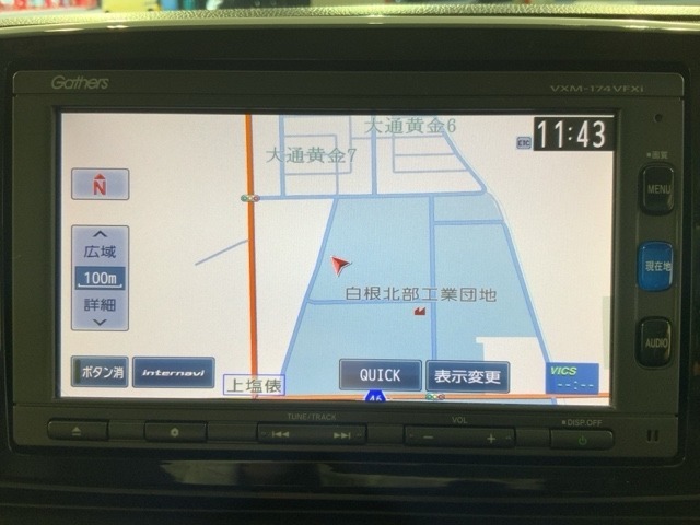 ダッシュボードに自然に溶け込むようにデザインされた純正メモリーナビゲーション。