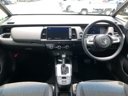 【インパネ全体】手が届きやすく、どなたでも運転しやすいです。シンプルで使いやすい設計になっています！