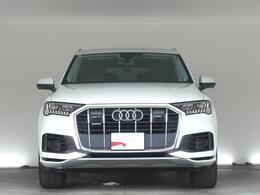 Audiデザインの特徴であるシングルフレームグリルが存在感を主張します。