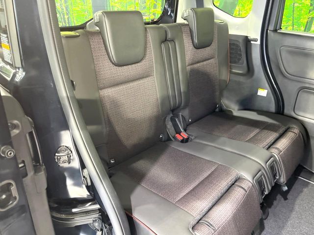 高品質なオリジナルフロアマットもオプションにてご用意しております。お好きなデザインやカラーをお車に合わせて選んでいただくことができます♪
