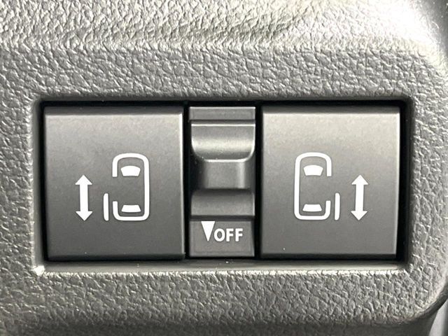 【両側パワースライドドア】スマートキーや運転席のスイッチで後席両側スライドドアの開閉が可能♪電動だから力を入れてドアを開ける必要が無く、小さなお子様でも簡単に開け閉めでき快適です♪