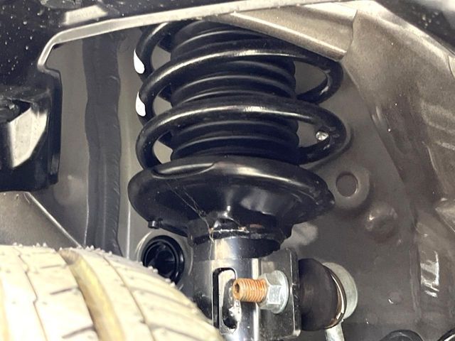 お車を安心してお乗りいただく為には、足回りの定期点検が欠かせません。サービスサポート（有償保証）では無料点検もご提供しており、安心のカーライフをお過ごしいただけるサポート体制が整っています。