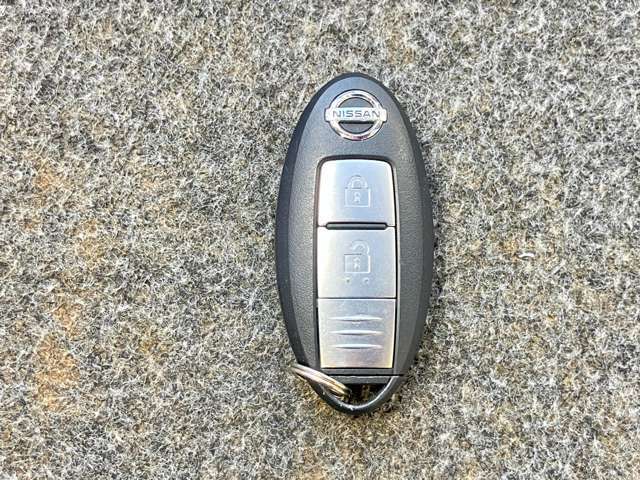 インテリジェントキーを携帯していれば、リクエストスイッチを軽く押すだけでドアのロック・アンロックが可能。雨の日や子供を抱っこしたままでのドアの開閉ができるので便利で使い勝手がいいです♪