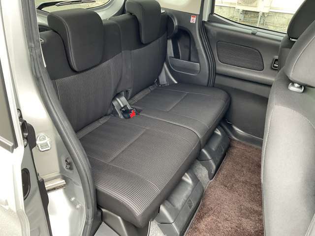 後部座席も気になる様なキズ、汚れやヘタリ等大きなダメージは無く良好な状態です