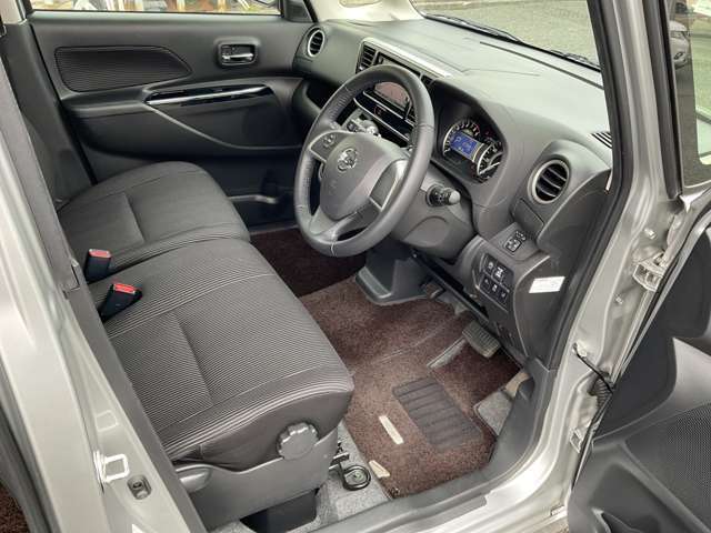 ルームクリーニング済みの綺麗な室内　運転席シート廻りは使用感も少なく良好な状態です　丁寧に使われていた事が良くわかります