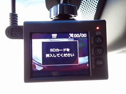 もしもの衝突の時、あなたの走行状態をしっかりと記録するドライブレコーダーも付いているので、万が一の時にも安心です。