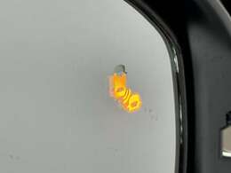 【ブラインドスポットモニター】隣車線上の側方および後方から接近する車両を検知すると、検知した側のドアミラーのインジケーターが点灯。その状態でウインカーを出すと、インジケーターの点滅と警報音で警告します