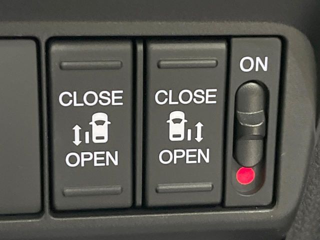 【両側パワースライドドア】スマートキーや運転席のスイッチで後席両側スライドドアの開閉が可能♪電動だから力を入れてドアを開ける必要が無く、小さなお子様でも簡単に開け閉めでき快適です♪