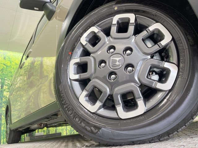 【グレード専用純正15インチアルミホイール】デザイン性の高い純正アルミホイールを装着しております。各種社外アルミホイールや、スタッドレスタイヤも取扱いしております。是非ご相談ください♪