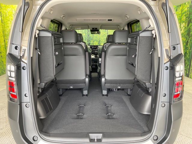 後席を格納すると、これだけの広さが！シーンに合わせたシートアレンジで、大きな荷物も積むことが出来ます♪