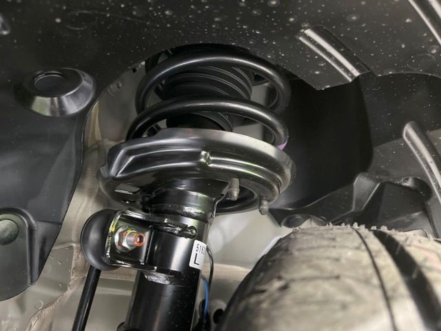 お車を安心してお乗りいただく為には、足回りの定期点検が欠かせません。サービスサポート（有償保証）では無料点検もご提供しており、安心のカーライフをお過ごしいただけるサポート体制が整っています。