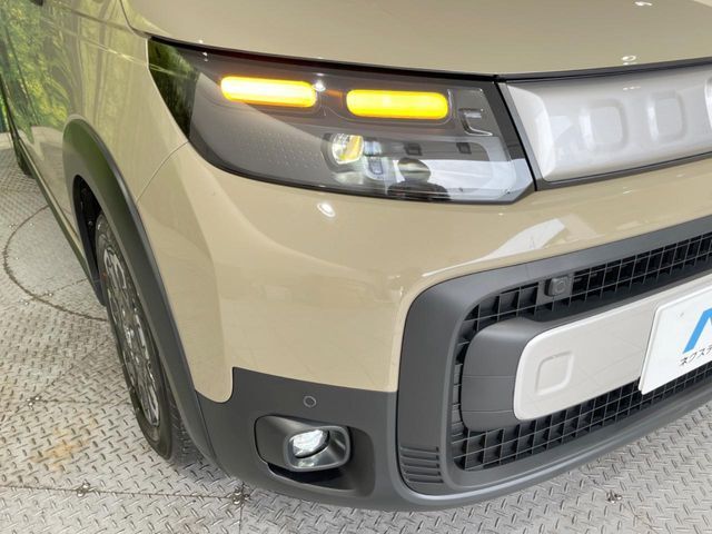 【LEDヘッドライト】悪天候や夜間走行時も良好な視界を確保し安心して運転できる高輝度LEDヘッドライトを装備！点灯速度が早く、消費電力も抑えられています。