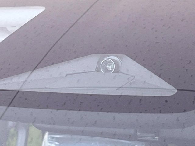 【ホンダセンシング】走行中に前方の車両等を認識し、衝突しそうな時は警報とブレーキで衝突回避と被害軽減をアシスト。より安全にドライブをお楽しみいただけます。