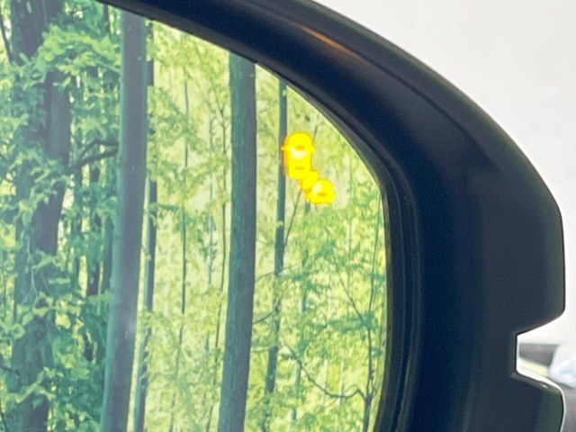 【ブラインドスポットインフォメーション】走行中、ドアミラーの死角になりやすい箇所に後続車が接近するとサイドミラー付近に警告を表示、ドライバーに注意喚起をしてくれます。