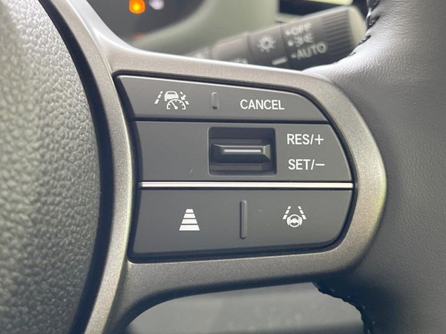 【アダプティブクルーズコントロール】高速道路での長距離走行が楽に！！自動で速度を保つクルーズコントロールが、衝突軽減システムと連携し、前方の車両を感知して車間を保つように速度調節してくれます！！