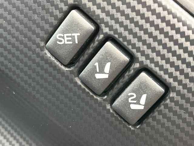 【メモリー機能付きパワーシート】ドライバーごとに設定したシート位置を記憶して、ボタン一つで切り替えできる便利な機能！運転する方が複数名いらっしゃるご家庭におすすめです♪