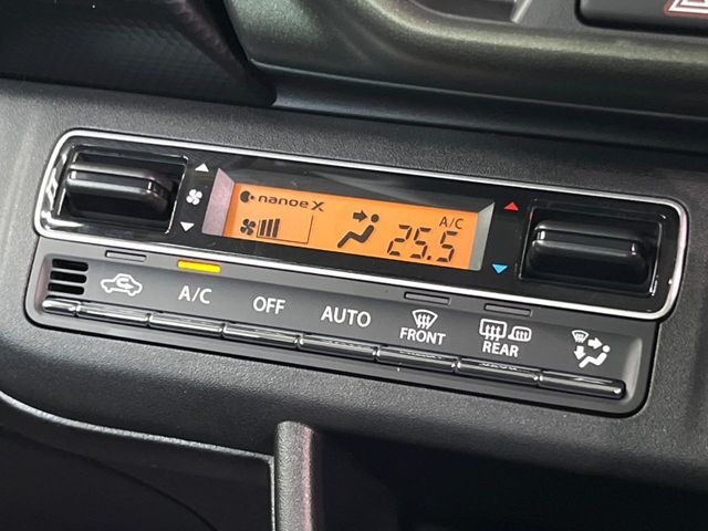 【オートエアコン】一度お好みの温度に設定すれば、車内の温度を検知し風量や温度を自動で調整。暑い…寒い…と何度もスイッチ操作をする必要はありません。快適な車内空間には必須の機能ですね♪