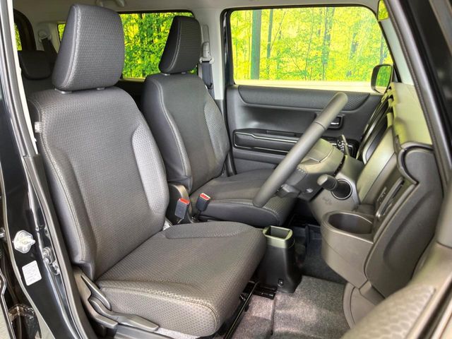 運転席まわりには十分なスペースがあり、大柄な方でもゆったり運転していただける環境です。
