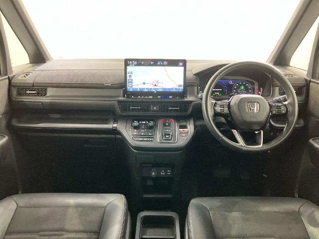 いつでも気持ちよく運転できて、使い勝手のいい収納や体をケアするシート、、細部にまでこだわったインテリア♪