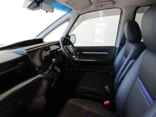 運転席・助手席にはスイッチを押せば座面と背もたれで身体を温めてくれるシートヒーターが装備されています。また、ドリンクホルダーや小物入れなど使い勝手の良い位置に配置されています。