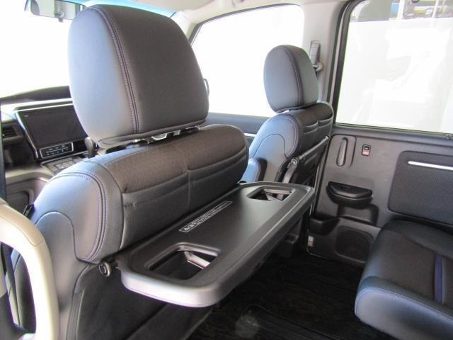 運転席と助手席シートバックにはドリンクホルダー付きのシートバックテーブルが装備されています。後部座席のゲストもリラックスできる快適空間です。