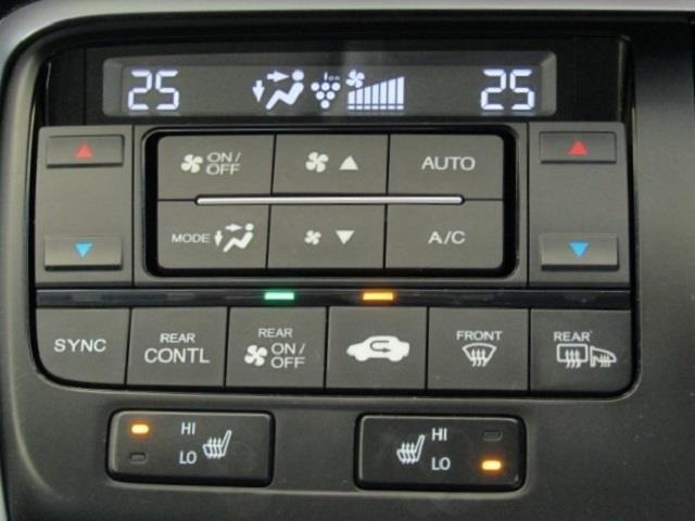 左右独立温度コントロールフルオートエアコンです。運転席・助手席それぞれ独立して温度設定が行え、フロントシートには冷えやすい腰や脚部に快適なぬくもりを伝えてくれるシートヒーターも装備されています。