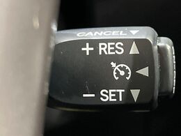 【クルーズコントロール】高速道路もラクラク走行。アクセルを離しても一定速度で走行ができ、長距離運転時の負担を軽減！加速・減速も簡単なスイッチ操作で調整できます。