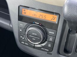 【オートエアコン】一度お好みの温度に設定すれば、車内の温度を検知し風量や温度を自動で調整。暑い…寒い…と何度もスイッチ操作をする必要はありません。快適な車内空間には必須の機能ですね♪