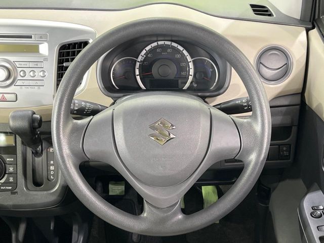 インテリアに合わせたデザインのステアリングは、運転される方のことも考え、運転しやすい形状、大きさです。是非一度、実際に触ってお確かめください。