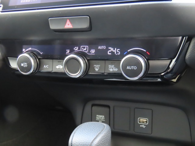オートエアコンなので、スイッチひとつでオールシーズン快適に過ごすことができます。