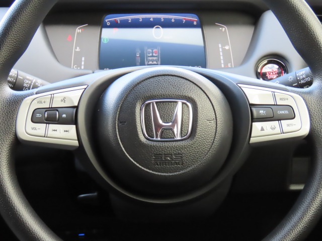 ハンドルには、アクセルペダルを踏まずに定速走行し疲労軽減に貢献するクルーズコントロールと、ハンドルから手を離さずにオーディオを操作できるので安全性がとても上がるステアリングリモコンが付いています！