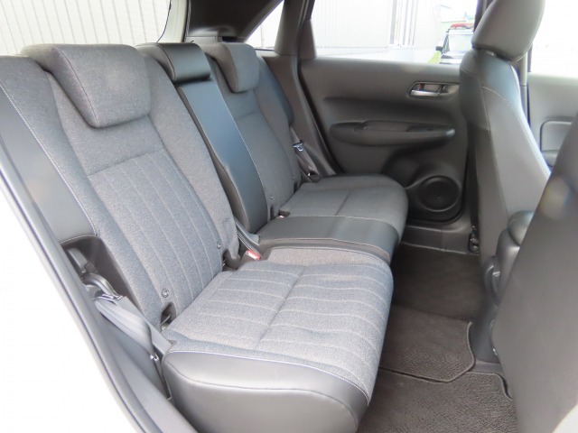 リアシートは十分な広さを確保しています
