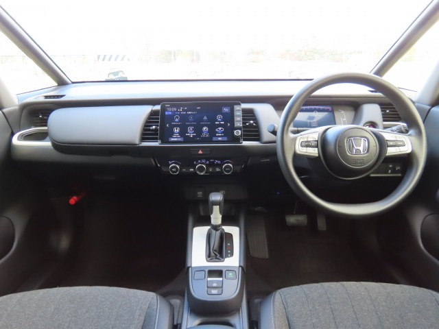 視認性に優れたインパネ周り、視界のよさも安全性の向上に一役かってます。