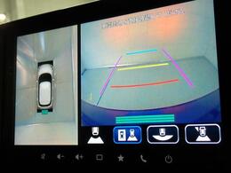 車体に前後左右　計4つのカメラを搭載しているので、車両を真上から見たような映像を、モニター画面で確認できます。駐車の際に安心ですね。