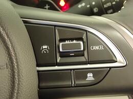 先行車との車間距離を保ちながら加速・減速してくれる「アダプティブクルーズコントロール」を装備しています。ロングドライブに最適ですね！