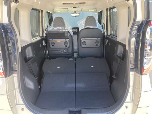 すべて倒していただけるとさらに容量が増え大型荷物でもらくらく載せることが出来るのでいざというときにとても便利です。