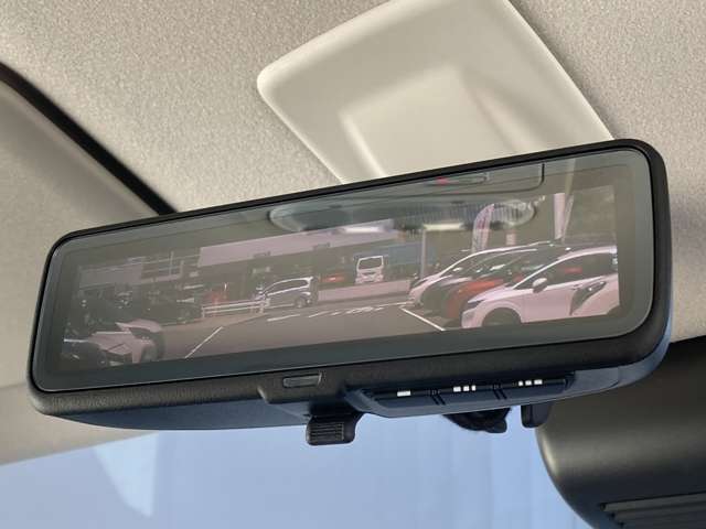 スマートルームミラーも付いています。後方ピラーや荷物、後席に同乗している方や曇りなど視界が遮られた場合でも後方カメラからの映像で安全確認をすることができます。