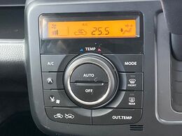 【オートエアコン】一度お好みの温度に設定すれば、車内の温度を検知し風量や温度を自動で調整。暑い…寒い…と何度もスイッチ操作をする必要はありません。快適な車内空間には必須の機能ですね♪