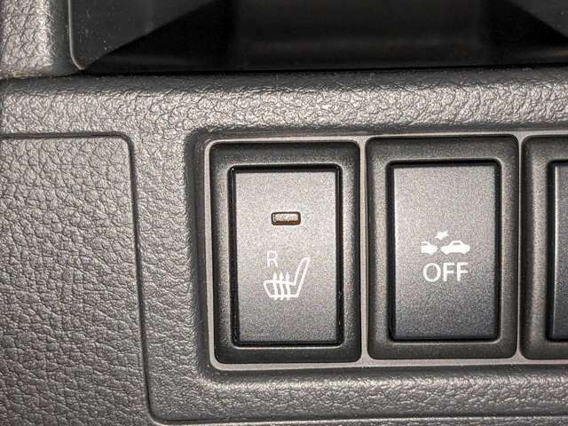 【シートヒーター】　こちらのボタンを押していただくとシートを温めてくれるので寒いときでも快適にお過ごしいただけます！