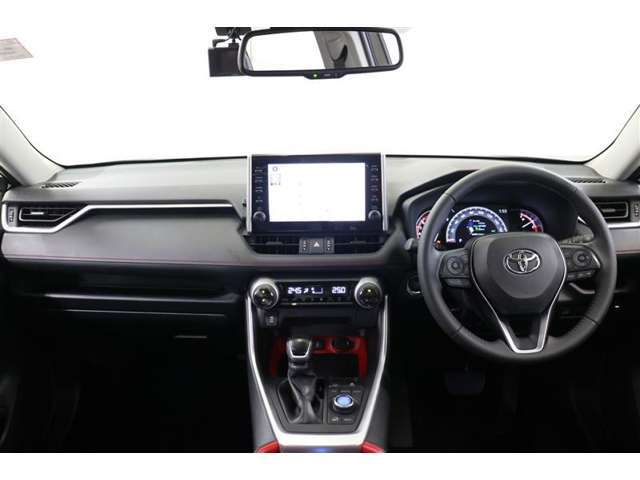 赤のアクセントカラーがスポーティな運転席廻りです。フラットなデザインで広々とした視界と開放感があります。スタイリッシュさだけじゃなく、必要なものが使いやすい位置に配置され運転しやすいですよ。