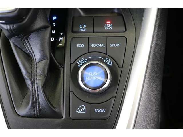 燃費優先のECO、走りと燃費のバランスにすぐれたNORMAL、すぐれた加速を発揮するSPORT。気分や走行状況に合わせて走りを選べるドライブモードを装備。雪道の強い味方SNOWへの切替えも出来ます。