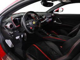 Ferrari 70周年を記念した特別色Rosso 70th Anniversaryをボディに纏い、漆黒のNeroインテリアとのコントラストが際立つ、特別な存在感を放つ一台です。