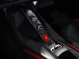 赤のアクセントステッチやRosso Ferrari仕上げのインナーディテールにより、精緻で華やかな空間に仕上げられています。