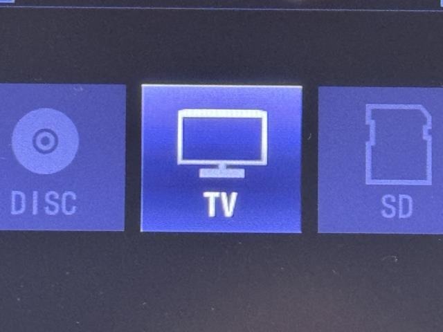 TVが見れるチューナーを装備しています。　新しい車でも付いていないことで、TVが見れない事も多々あるので要チェックです。