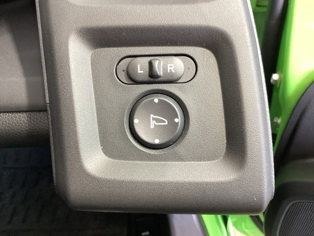 狭い駐車場で便利な電動格納ドアミラーが付いています。