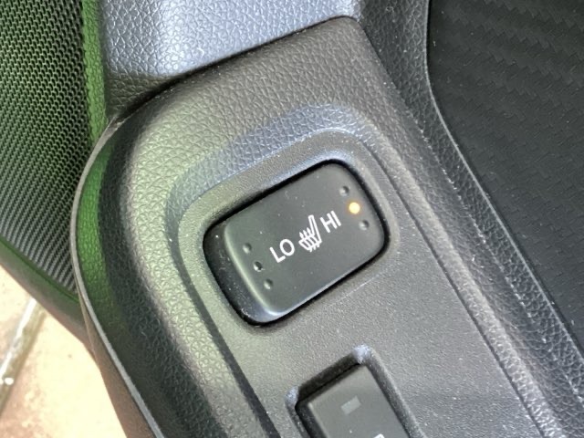 シートヒーターが付いています！寒い日に便利な装備ですね。