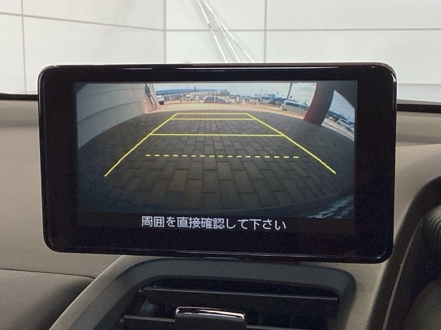 リバースギアに入れるだけで後方の表示へ切り替わります。夜間や雨の日の駐車も楽になりますよ。