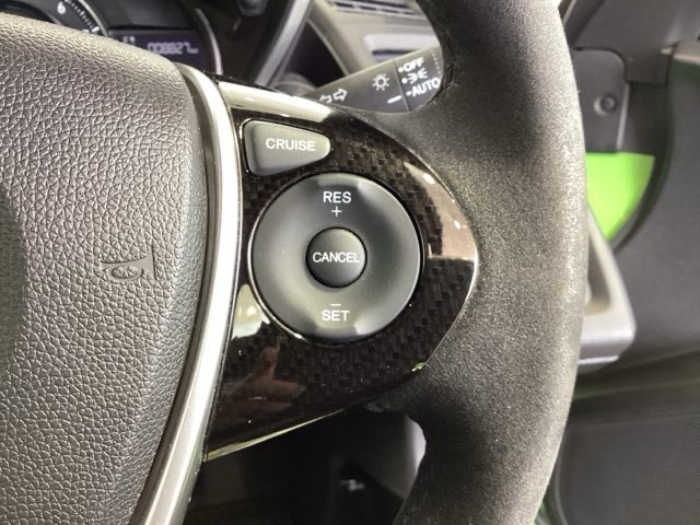 クルーズコントロールを装備しています。高速道路などで一定の速度で走ってくれるので運転が楽ですよ！速度を設定できますので、スピードの出しすぎにも注意できます。