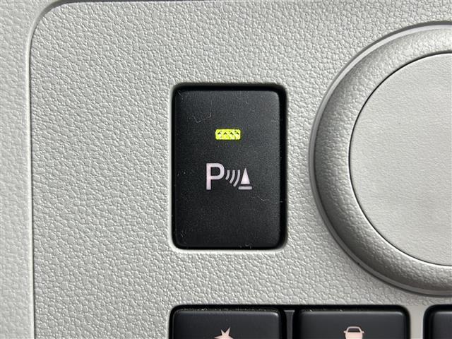 【パーキングセンサー】周囲に障害物があるとき音とディスプレー表示で障害物との距離をお知らせし、ドライバーに注意を促します。バックでの駐車時や狭い駐車場での出庫時などに役立ちます。